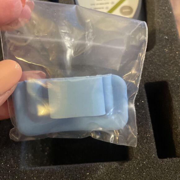 AVAZZIA EZZI-LIFT COSMETIC MICROCURRENT FACIAL MASSAGE AT HOME - Picture 6 of 10